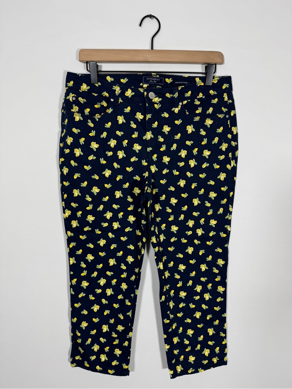 WJ186 {Charter Club} "Bristol Capri" Navy Blue Yellow Lemon Print Denim Jeans